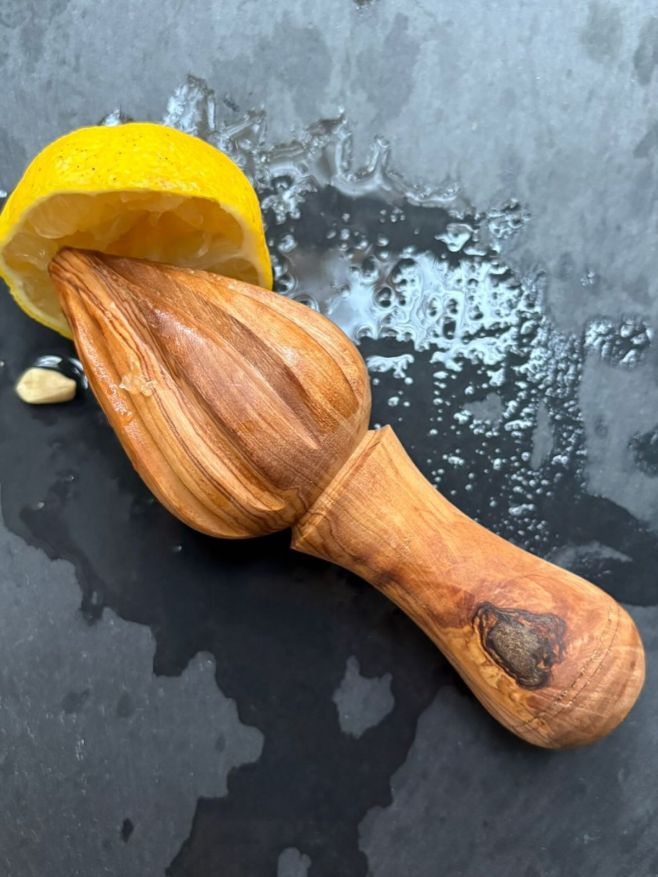 🫒Olivové dřevo poprvé na Dřevečku🫒 Na e-shop právě dorazila nová kolekce ručně vyráběných kuchyňských doplňků z olivového...